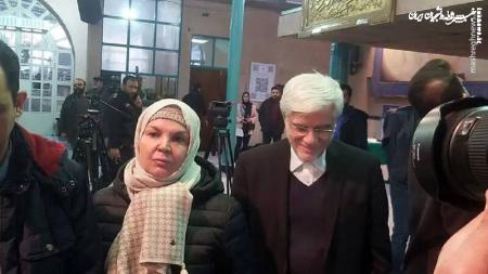 حضور چهره برجسته اصلاح طلب به همراه همسرش پای صندوق رای