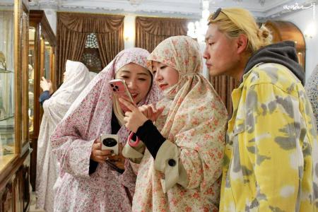 تصاویر جالب از حجاب زنان گردشگران چینی در حرم امام رضا(ع) +عکس