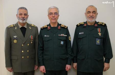  اعطای نشان فتح به فرماندهان ارتش و سپاه توسط رهبر انقلاب +عکس