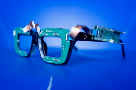 عینک عجیبی که حرکات چشم را بدون دوربین ردیابی می‌کند
