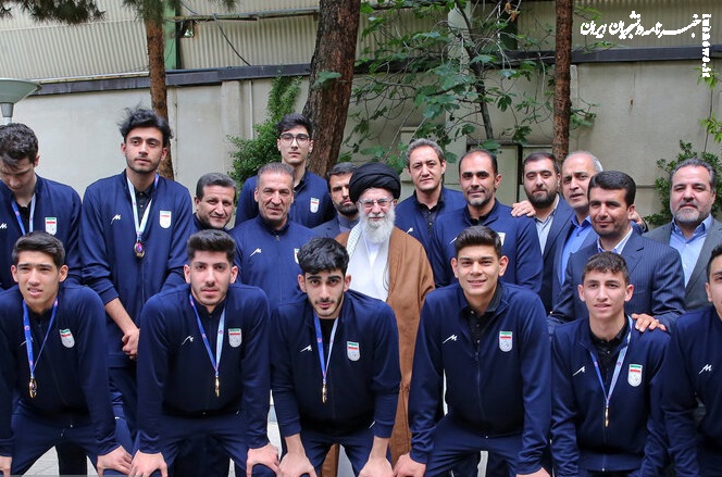 دیدار تیم ملی والیبال دانش‌آموزی ایران با رهبر معظم انقلاب +عکس