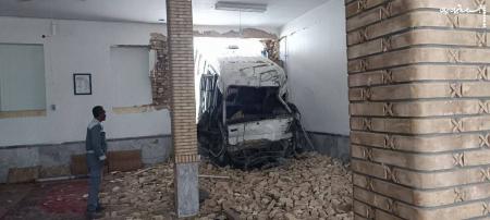 مینی بوس حادثه‌ساز در شهرستان سامان وارد یک حسینیه شد