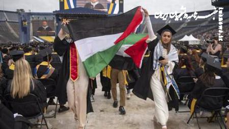 جشن فارغ‌التحصیلی دانشجویان کالج "پیترز" با پرچم فلسطین