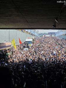 سیل جمعیت مردم در تهران در بدرقه پیکر رئیس جمهور و همراهانش +عکس