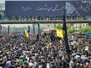 سیل جمعیت مردم در تهران در بدرقه پیکر رئیس جمهور و همراهانش +عکس