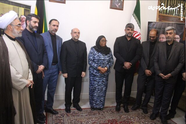 حضور رئیس‌جمهور و وزیر خارجه تانزانیا در سفارت ایران برای تسلیت به مردم ایران + عکس