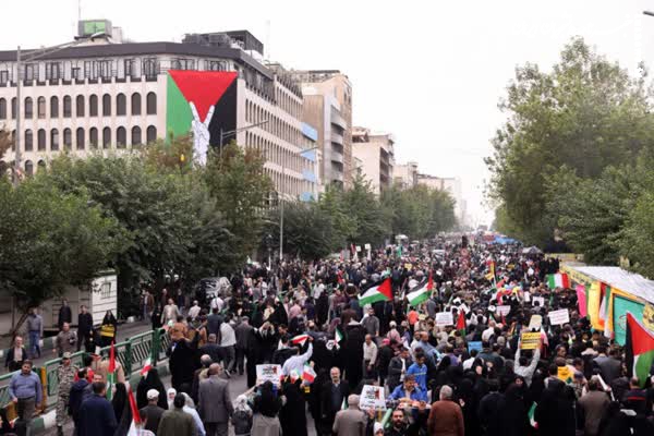 راهپیمایی نمازگزاران تهرانی در حمایت از فلسطین و محکومیت صهیونیست‌ها