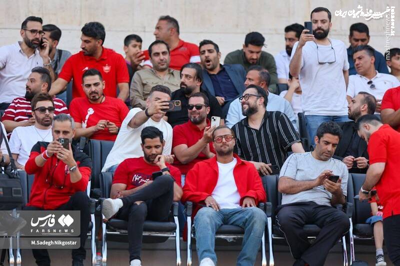 حضور هنرمندان پرسپولیسی در ورزشگاه آزادی /  عکس