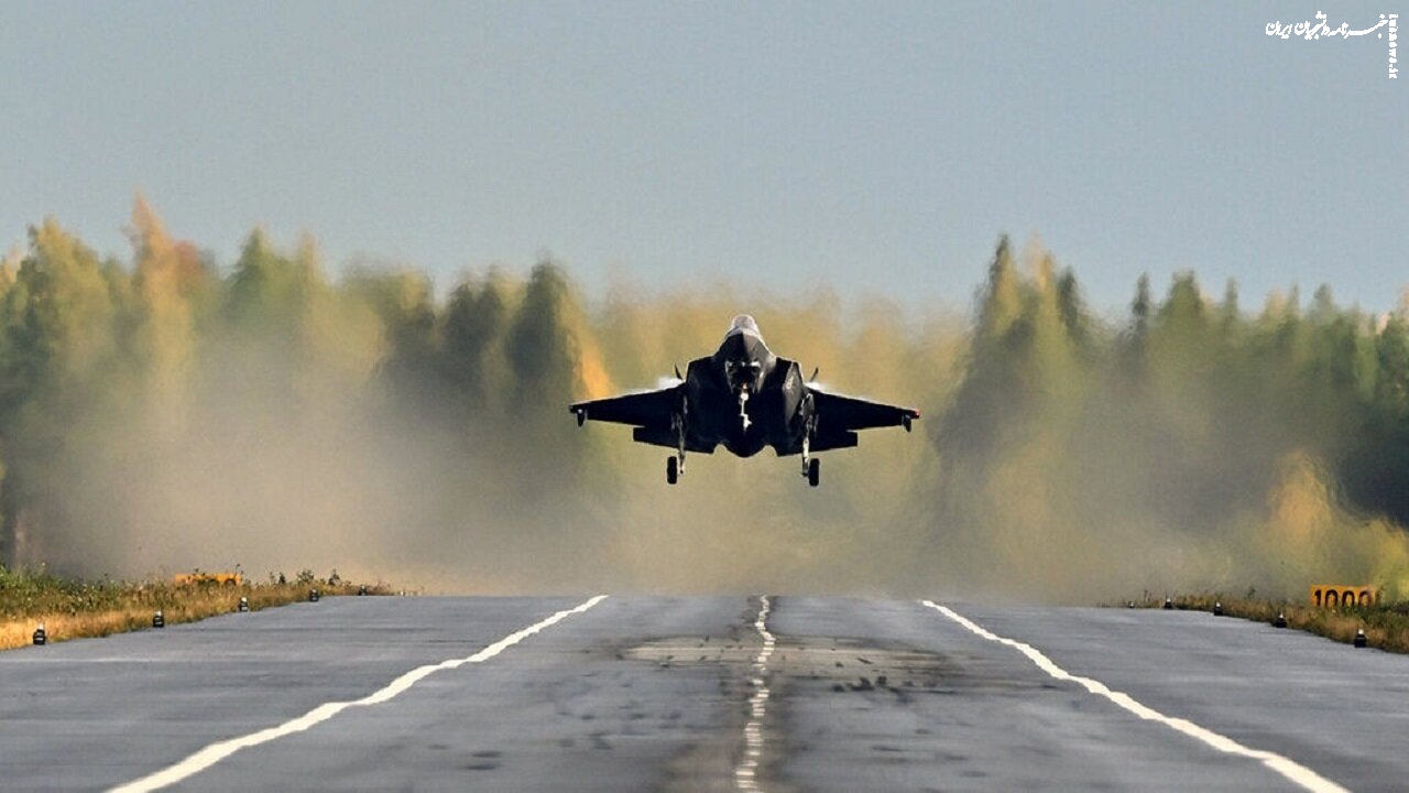 لحظه فرود جنگنده اف ۱۸ در یک بزرگراه