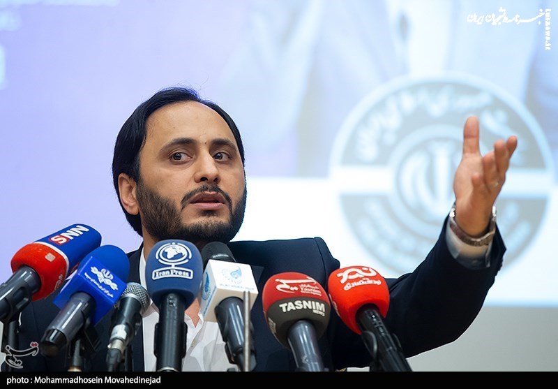  شهید رئیسی برای حل مشکلات معطل شرق و غرب نماند