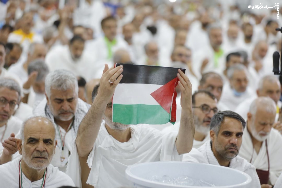 زائران ایرانی با پرچم فلسطین در عرفات از مشرکین برائت جستند +عکس