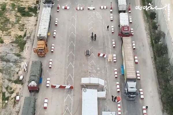 انباشت ۱۰۰۰ کامیون حامل کمک در گذرگاه کرم ابوسالم