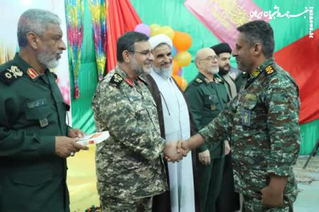 اهدای عیدانه رهبر انقلاب به دریادلان حاضر در جزایر نازعات