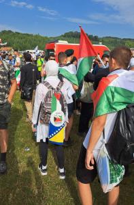 حمل پرچم فلسطین و نماد نامه رهبر انقلاب در راهپیمایی صلح بوسنی +عکس