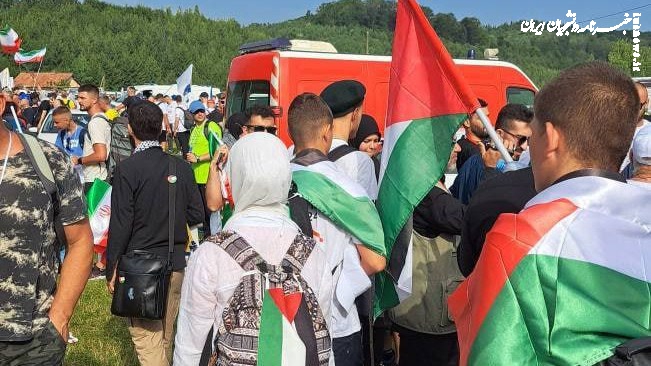 حمل پرچم فلسطین و نماد نامه رهبر انقلاب در راهپیمایی صلح بوسنی +عکس