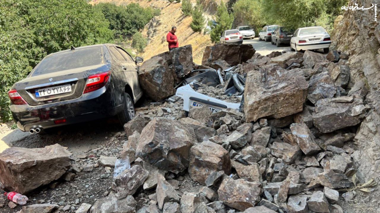 وضعیت خودرو ها در جاده امامزاده داوود بعد از ریزش کوه