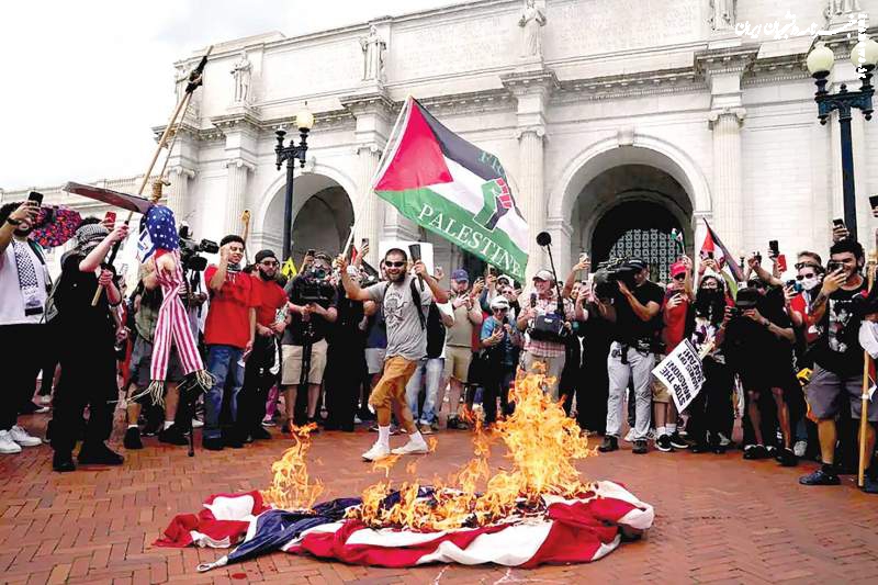 دست‌هایی که برای خون‌آشام به صدا در آمد/ به آتش کشیدن پرچم آمریکا در اعتراض به نتانیاهو
