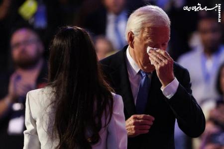 وداع در یک شب احساسی؛ بایدن پرچم را با اشک به هریس سپرد!