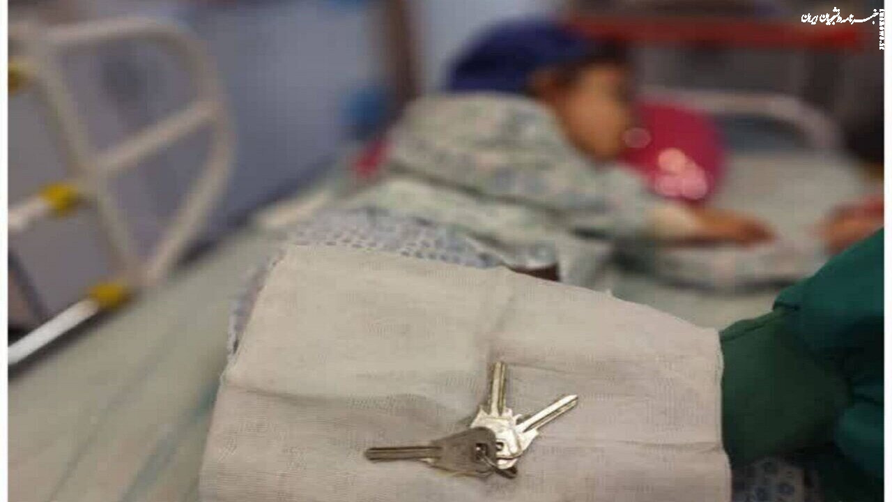  خارج کردن دسته کلید از معده کودک ۶ ساله