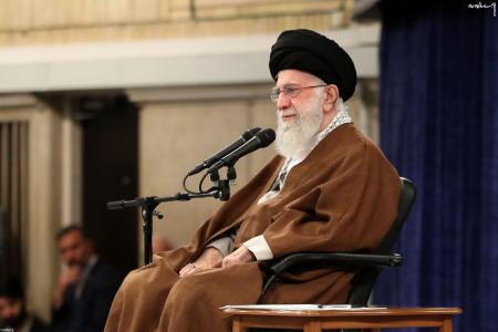 لحظاتی از گفت‌وگوی رهبر انقلاب با مسئولان نظام در پایان اقامه نماز جمعه امروز