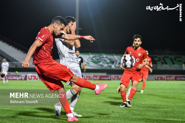 گل‌محمدی پرسپولیس را در صدر نگه داشت/ توقف سپاهان برابر فولاد