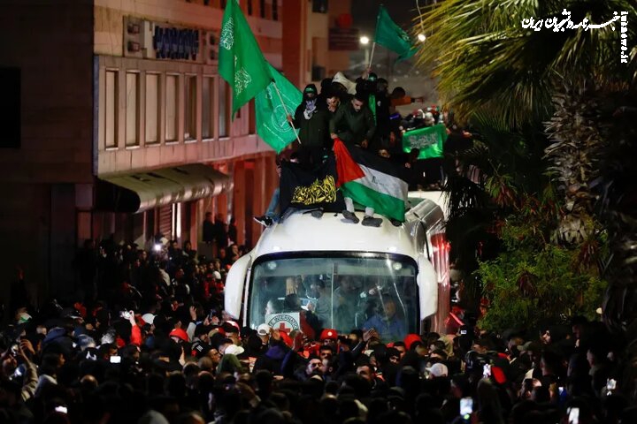 استقبال باشکوه از اسیر آزاده فلسطینی با فریاد نام محمد ضیف و شهید السنوار