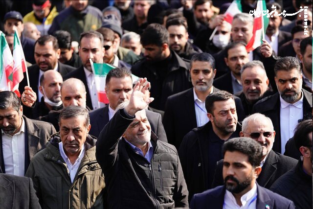 حضور پزشکیان در راهپیمایی ۲۲ بهمن