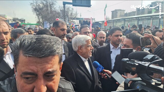 عارف: آمریکا هیچگاه مورد اعتماد نبوده و نیست