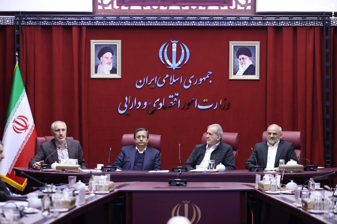 خبر مهم پزشکیان درباره تصمیمات اقتصادی/ دفاع تمام قد از همتی