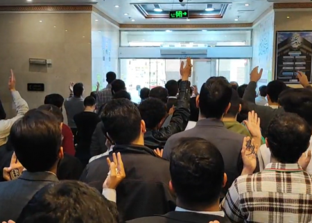 فیلم| دعای دسته جمعی دانشجویان در عمره دانشجویی