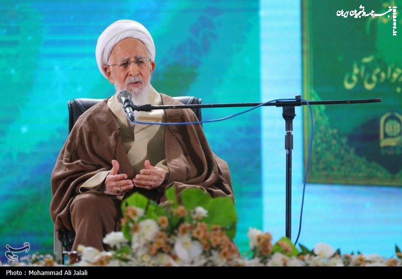 تأکید آیت الله جوادی آملی بر اطاعت از رهبر انقلاب