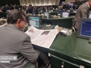 گزارش تصویری| خبرنامه کاغذی دانشجویان ایران در صحن علنی مجلس دیده شد