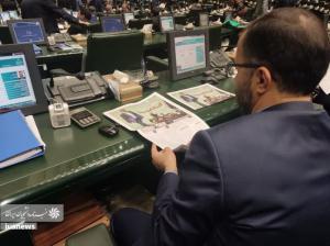 گزارش تصویری| خبرنامه کاغذی دانشجویان ایران در صحن علنی مجلس دیده شد