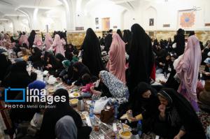 مراسم افطاری در حرم امام رضا(ع) +عکس