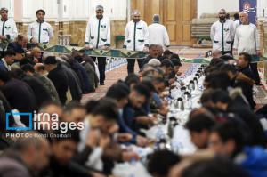 مراسم افطاری در حرم امام رضا(ع) +عکس