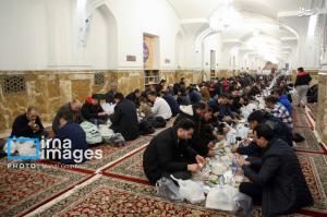 مراسم افطاری در حرم امام رضا(ع) +عکس