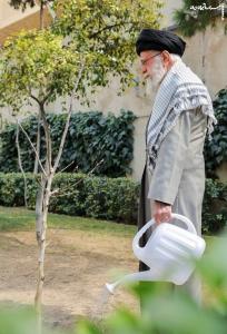 کاشت نهال توسط رهبر انقلاب در روز درختکاری