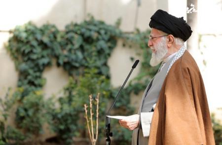 فیلم| کاشت نهال توسط رهبر انقلاب در روز درختکاری