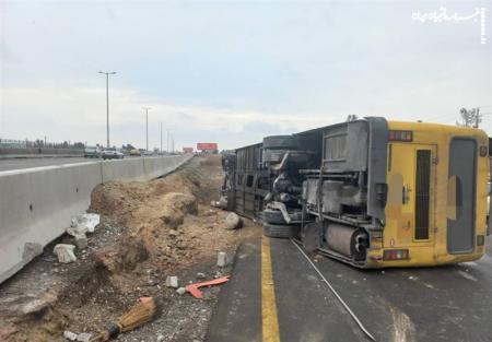 واژگونی خونین اتوبوس در اتوبان تهران قم