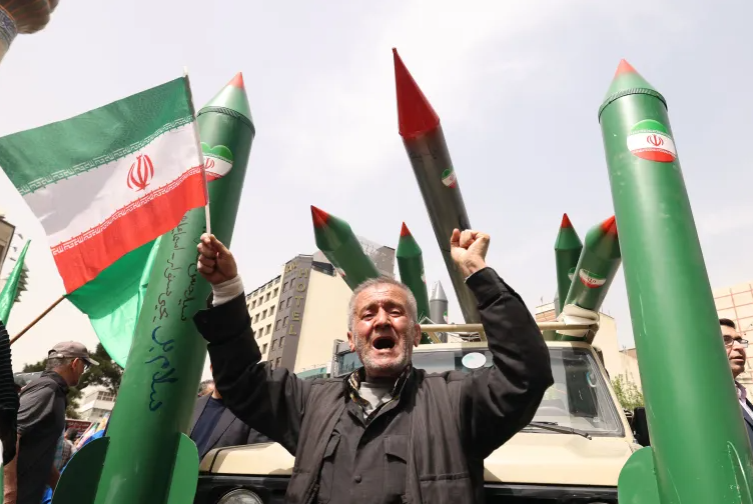 إیران: جادون فی المفاوضات مع واشنطن وجاهزون للحرب/ Iran: Serious in negotiations with Washington and ready for war