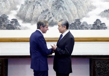  رایزنی وزیر خارجه چین با گروسی درباره برنامه هسته‌ای ایران 