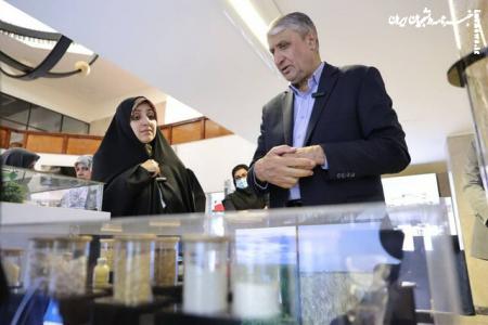 بازدید معاون امور زنان و خانواده رئیس‌جمهور از نمایشگاه دستاوردهای صنعت هسته‌ای