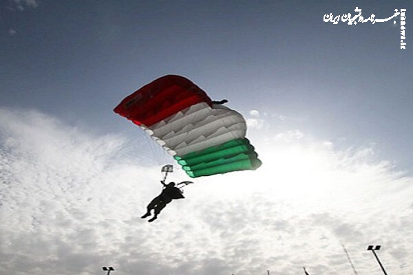 اجرای عملیات چتربازی توسط تکاوران تیپ نوهد در مراسم رژه نیروهای مسلح