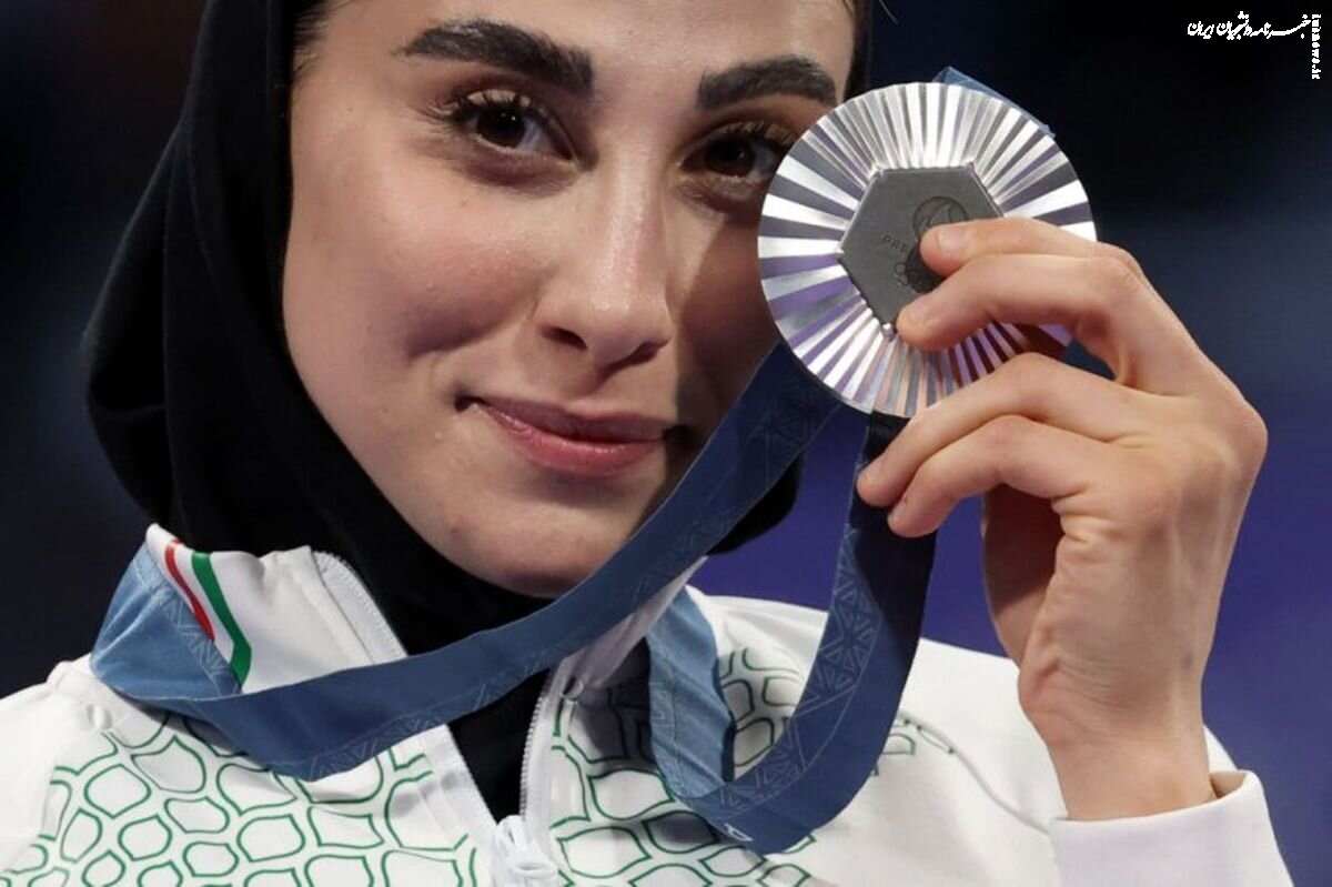  مردم ناهید کیانی را انتخاب کردند/  ژست خاص ناهید کیانی برای جایزه ویژه +عکس