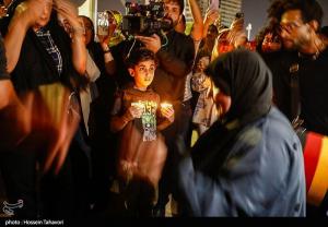 سوگواری ساکنین کیش برای جان‌باختگان حادثه بندر عباس +عکس