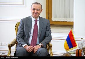 دیدارهای عراقچی با  دبیر شورای عالی امنیت ملی ارمنستان و وزیر امور خارجه تاجیکستان