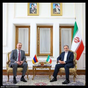 دیدارهای عراقچی با  دبیر شورای عالی امنیت ملی ارمنستان و وزیر امور خارجه تاجیکستان