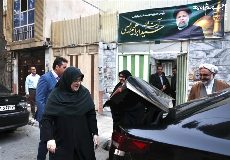 دیدار سخنگوی دولت با مادر شهید رئیسی