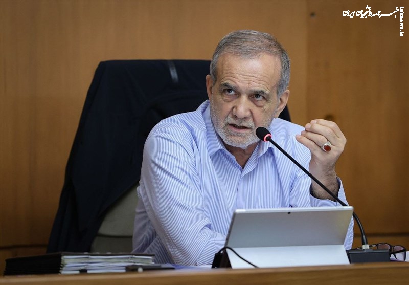 دیدار پزشکیان با خانواده شهیدان آل هاشم و موسوی