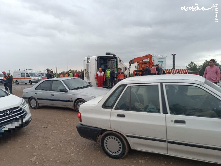 واژگونی اتوبوس در آزادراه تهران - کرج با ۸ مصدوم و یک جان‌باخته